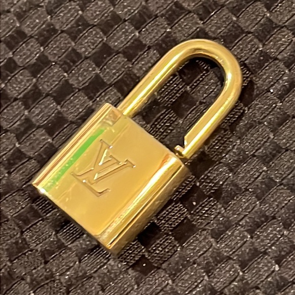 LOUIS VUITTON Paris Lock Necklace No key LV cuban necklace - Picture 3 of 13